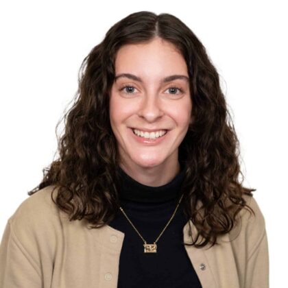 Donna W. Headshot